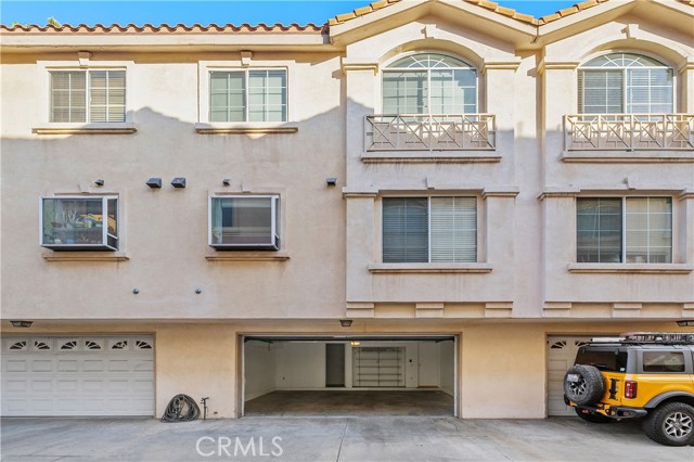 Detail Gallery Image 3 of 39 For 4838 Elmwood #7,  Los Angeles,  CA 90004 - 3 Beds | 3 Baths