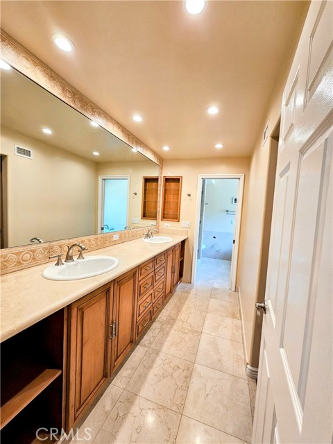 Detail Gallery Image 13 of 30 For 18521 Calle Vista Cir, Porter Ranch,  CA 91326 - 5 Beds | 4 Baths