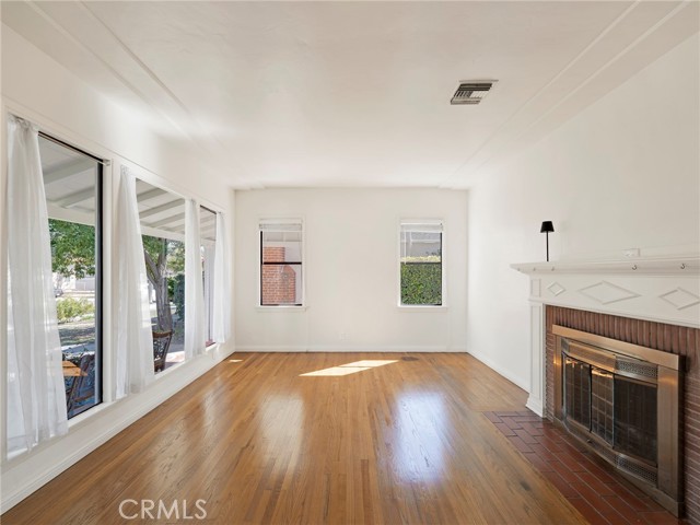 Detail Gallery Image 7 of 55 For 345 S Beachwood Dr, Burbank,  CA 91506 - 5 Beds | 3 Baths