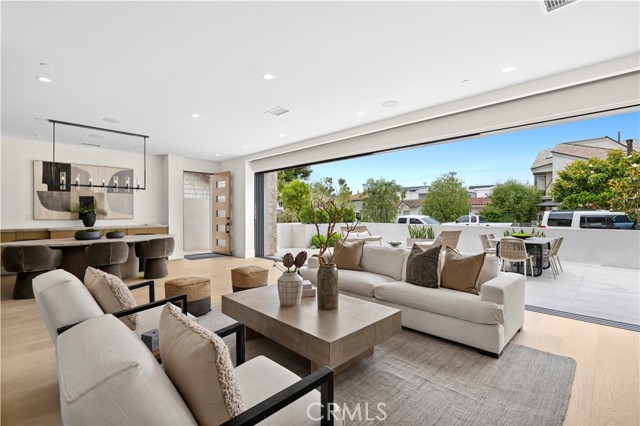 516 Larkspur Avenue, Corona del Mar CA: https://media.crmls.org/medias/5129feb5-abaf-4035-90e3-b989b1ceb4a7.jpg