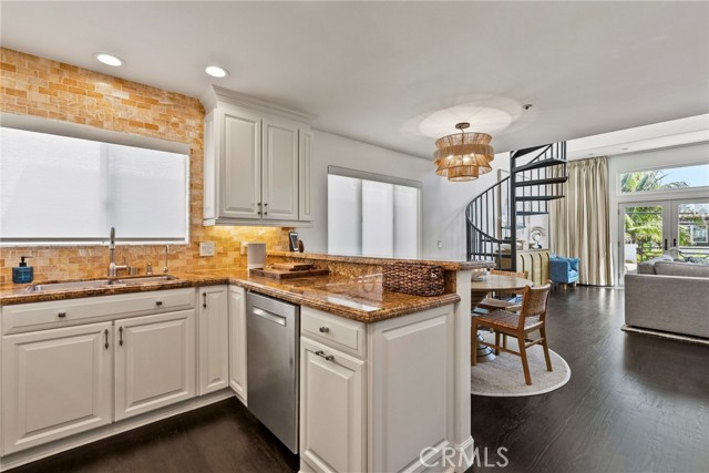 720 Manhattan Beach, Manhattan Beach, California 90266, 2 Bedrooms Bedrooms, ,2 BathroomsBathrooms,Residential,For Sale,Manhattan Beach,SB26077067