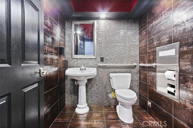 8759 Glenoaks Boulevard, Sun Valley CA: https://media.crmls.org/medias/512cfde7-ce75-41ee-a666-b22953bd27c6.jpg