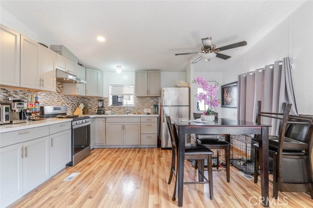 Detail Gallery Image 11 of 15 For 7560 Woodman Pl #65,  Van Nuys,  CA 91405 - 2 Beds | 1 Baths