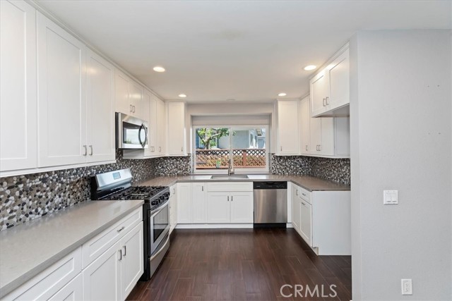 Detail Gallery Image 8 of 31 For 983 Elsa Ct #B,  Corona,  CA 92881 - 2 Beds | 2/1 Baths