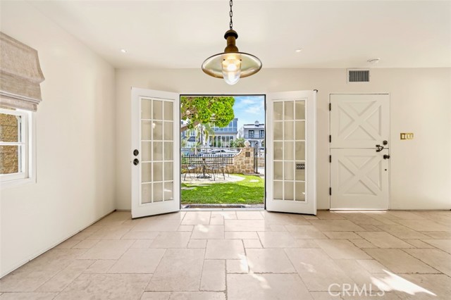 Detail Gallery Image 14 of 59 For 89 Rivo Alto Canal, Long Beach,  CA 90803 - 5 Beds | 3/1 Baths