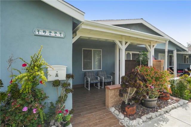 Detail Gallery Image 2 of 24 For 19221 Avenue of the Oaks a,  Newhall,  CA 91321 - 2 Beds | 1 Baths