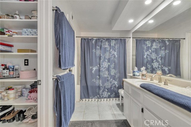 Primary en suite bathroom