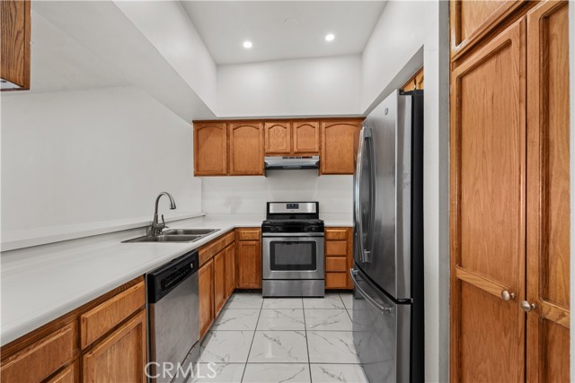 Detail Gallery Image 6 of 35 For 1559 Winona #D3,  Los Angeles,  CA 90027 - 2 Beds | 2 Baths