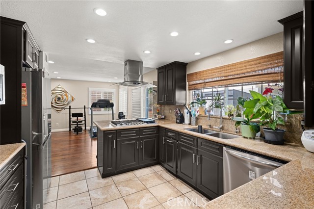 40 Country Wood Drive, Phillips Ranch CA: https://media.crmls.org/medias/51411ac5-01ca-4aa5-be56-2054ceb2b69c.jpg