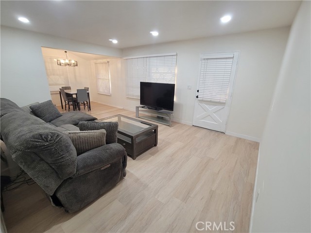 Detail Gallery Image 4 of 19 For 11702 Rockwall St, Lakewood,  CA 90715 - 3 Beds | 2 Baths