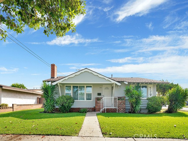 834 S Oakhaven Drive, Anaheim CA: https://media.crmls.org/medias/514342a2-ebae-495e-9de8-4f54760d61d3.jpg