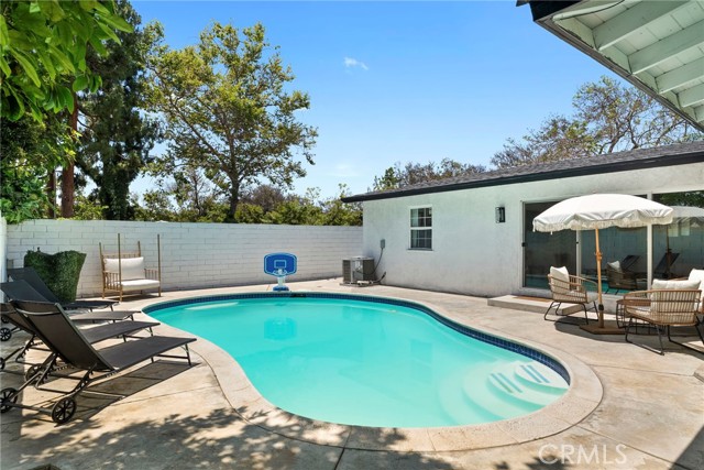 Detail Gallery Image 2 of 20 For 2214 Edna Dr, Santa Ana,  CA 92706 - 4 Beds | 3 Baths