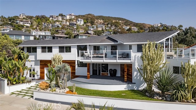 2 Camel Point Drive, Laguna Beach CA: https://media.crmls.org/medias/5145e17d-4af8-4631-bc9c-d9d65c07cfc6.jpg