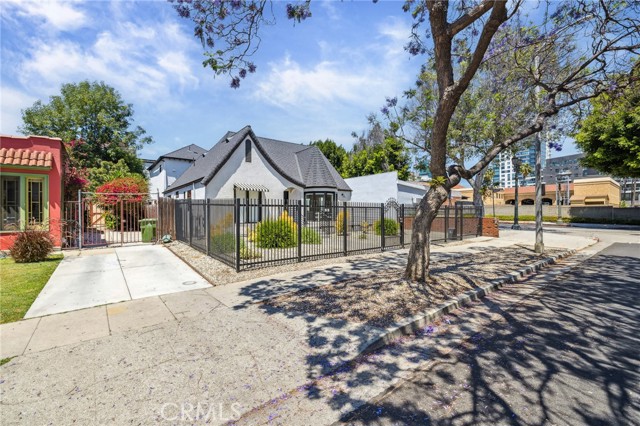 6521 Homewood Avenue, Los Angeles CA: https://media.crmls.org/medias/51470a96-102c-42e7-9bc4-04fb99f020ed.jpg