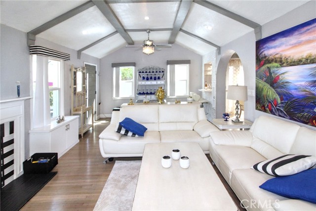 207 Santa Ana Avenue, Long Beach CA: https://media.crmls.org/medias/514e19a8-9b65-4c5e-82a4-515602b05c35.jpg