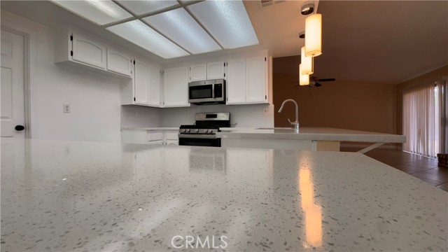 Detail Gallery Image 7 of 36 For 13677 Ivanpah, Apple Valley,  CA 92308 - 3 Beds | 2 Baths