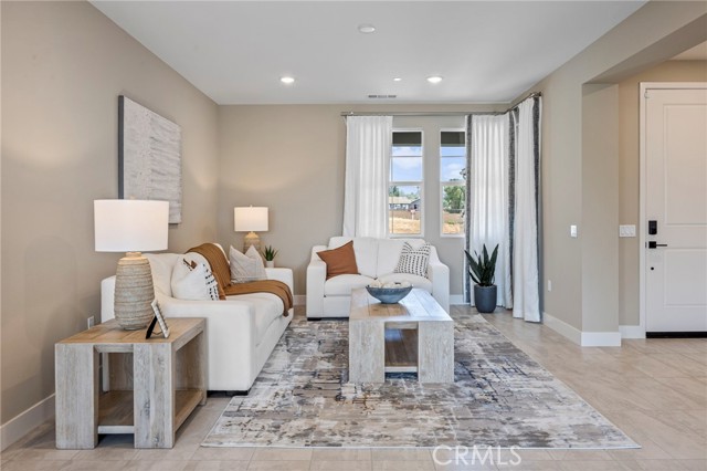 Detail Gallery Image 5 of 24 For 5978 Saddlehorn Ln, Jurupa Valley,  CA 92509 - 4 Beds | 3 Baths