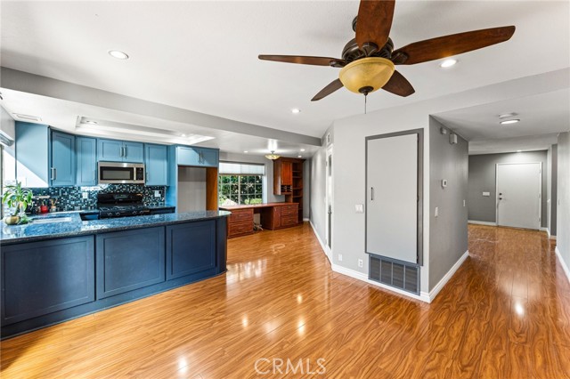 Detail Gallery Image 10 of 24 For 14870 Stonehedge Ln, Westminster,  CA 92683 - 2 Beds | 2 Baths