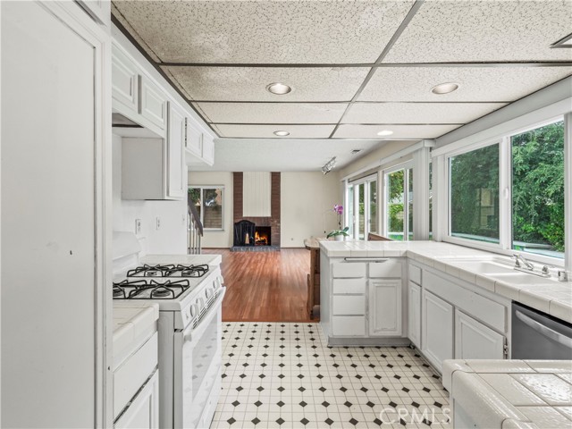 Detail Gallery Image 27 of 55 For 25582 Old Course Way, Valencia,  CA 91355 - 4 Beds | 3 Baths