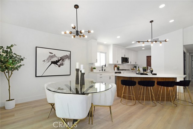 Detail Gallery Image 13 of 65 For 22284 Avenue San Luis, Woodland Hills,  CA 91364 - 6 Beds | 5/1 Baths