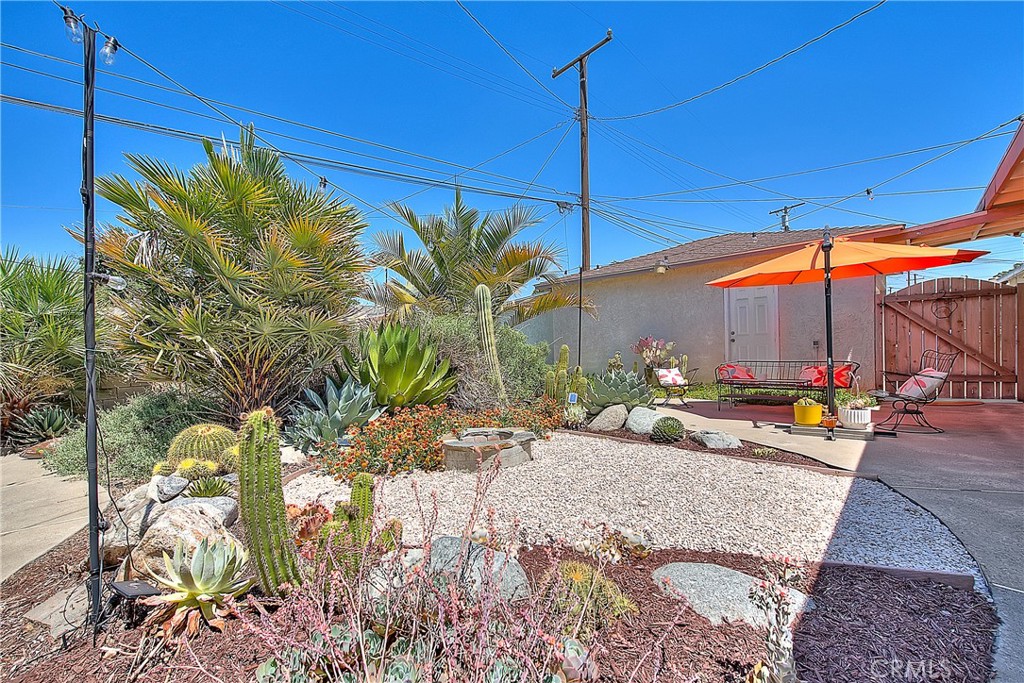 https://media.crmls.org/medias/515a76a1-fc88-4937-8094-23476a7ac771.jpg?preset=X-Large