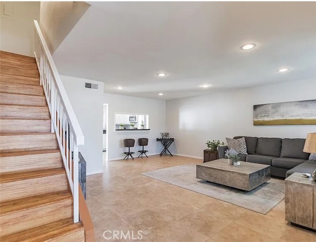 Detail Gallery Image 8 of 23 For 19110 Kittridge St #5,  Reseda,  CA 91335 - 3 Beds | 1/1 Baths