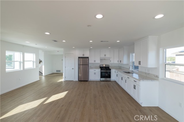 Detail Gallery Image 6 of 21 For 211 N Hathaway a,  Santa Ana,  CA 92703 - 3 Beds | 2/1 Baths