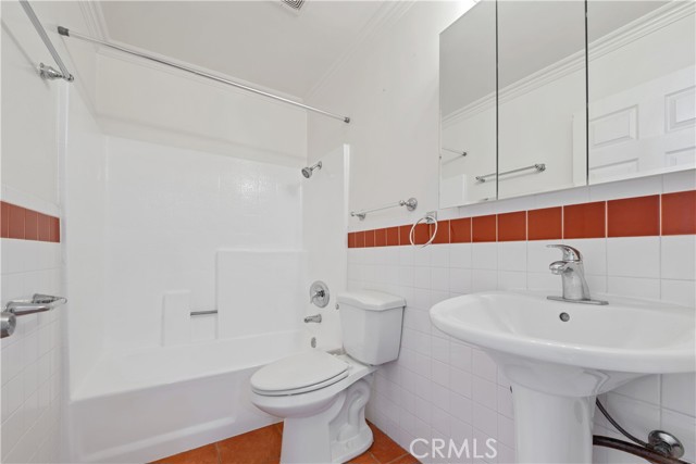 Detail Gallery Image 5 of 7 For 6042 Barton, Los Angeles,  CA 90038 - 2 Beds | 2 Baths