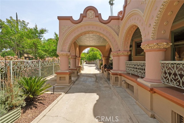 405 W Olive Avenue, Redlands CA: https://media.crmls.org/medias/515d02a2-86fe-492c-b70a-6b3baee92604.jpg
