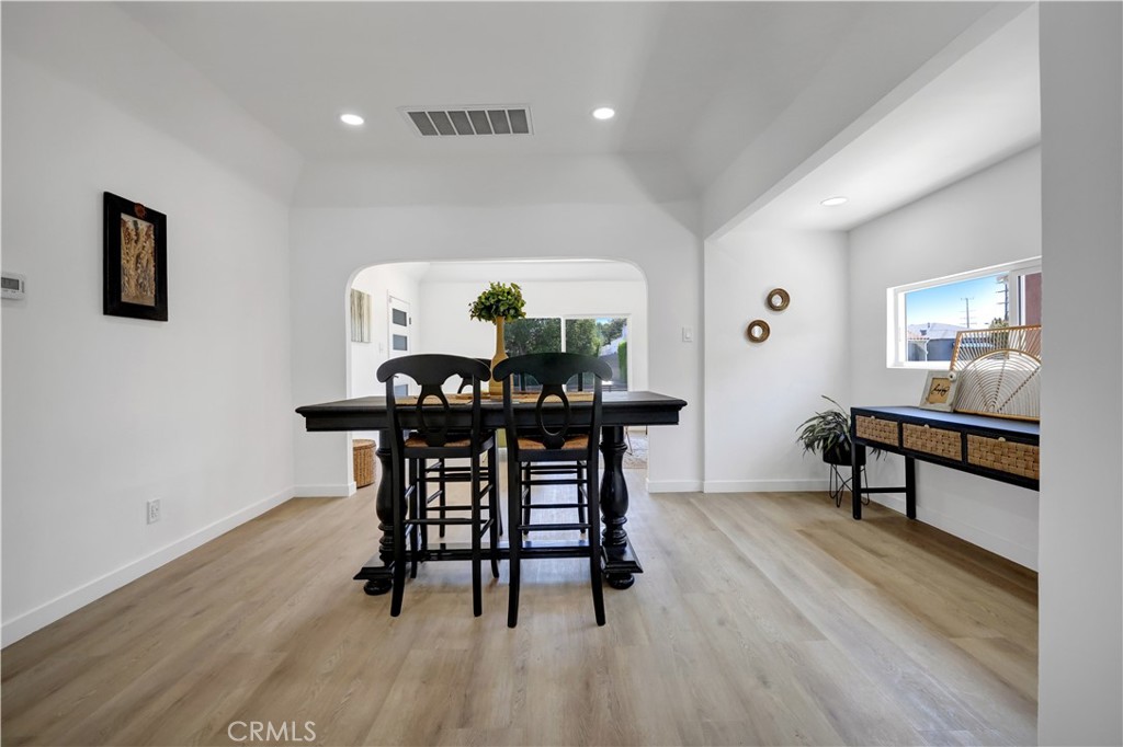 https://media.crmls.org/medias/515e5389-54ad-4e5a-9fb4-91ab5572ab52.jpg?preset=X-Large