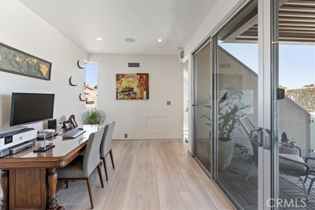 29 W Neapolitan Lane, Long Beach CA: https://media.crmls.org/medias/516595fd-02e0-49a8-930f-861fe1cd0892.jpg
