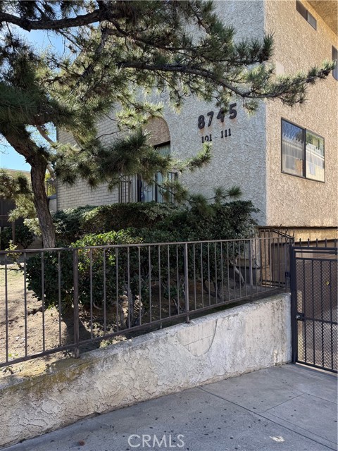 Detail Gallery Image 5 of 6 For 8745 Willis #107,  Panorama City,  CA 91402 - 3 Beds | 3 Baths