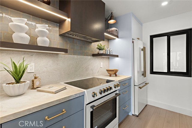 Detail Gallery Image 3 of 36 For 600 E Oceanfront 1a,  Newport Beach,  CA 92661 - 3 Beds | 2 Baths