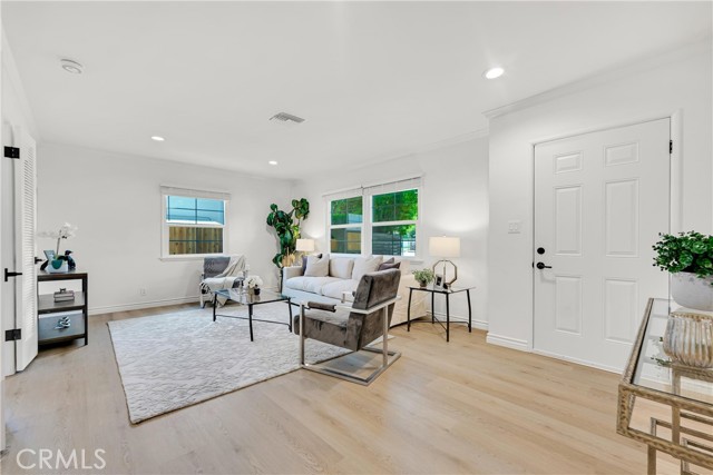 Detail Gallery Image 5 of 40 For 5550 Fallbrook Ave, Woodland Hills,  CA 91367 - 3 Beds | 2 Baths