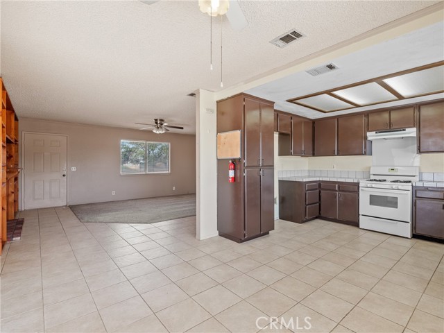 Detail Gallery Image 9 of 37 For 11070 Neola Rd, Apple Valley,  CA 92308 - 3 Beds | 2 Baths