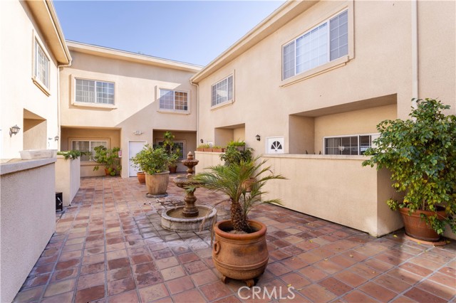 Detail Gallery Image 3 of 25 For 5240 Vantage, Valley Village,  CA 91607 - 2 Beds | 3 Baths