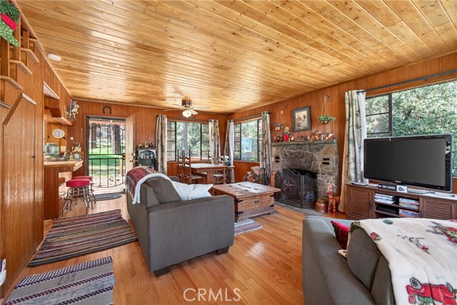 Detail Gallery Image 6 of 49 For 5806 Victorville, Wrightwood,  CA 92397 - 3 Beds | 1/1 Baths