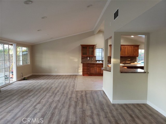 5853 Mcdonie Avenue, Woodland Hills CA: https://media.crmls.org/medias/516cb246-215d-4c01-ba69-c790d4208ec6.jpg