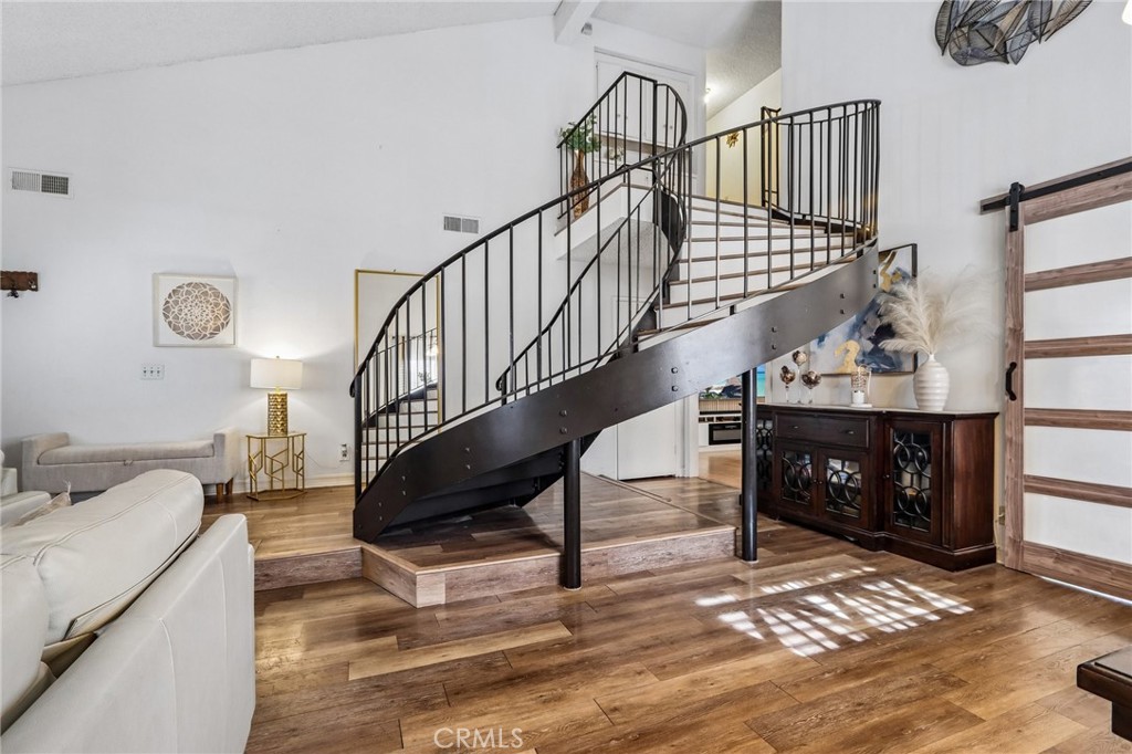 https://media.crmls.org/medias/516d0284-b782-4fba-ab4a-c5553929bd14.jpg?preset=X-Large