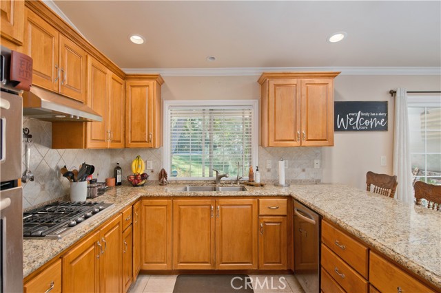 Detail Gallery Image 9 of 31 For 15877 Warm Springs Dr, Canyon Country,  CA 91387 - 5 Beds | 3 Baths