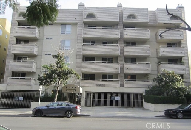 10960 ASHTON WAY, Los Angeles CA: https://media.crmls.org/medias/51711171-b30b-47de-a3ee-c4db23b53e13.jpg