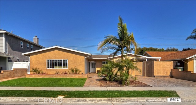 19572 Canberra Ln, Huntington Beach, CA 92646