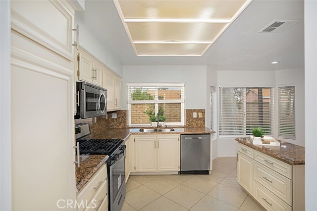 Detail Gallery Image 7 of 32 For 13099 Palisade Pl, Moreno Valley,  CA 92553 - 4 Beds | 3 Baths