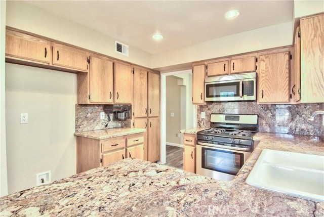 Detail Gallery Image 8 of 19 For 39739 Old Carriage Rd, Murrieta,  CA 92563 - 3 Beds | 2 Baths