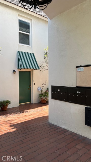 Detail Gallery Image 2 of 18 For 1745 Selby Ave #5,  Los Angeles,  CA 90024 - 2 Beds | 3 Baths