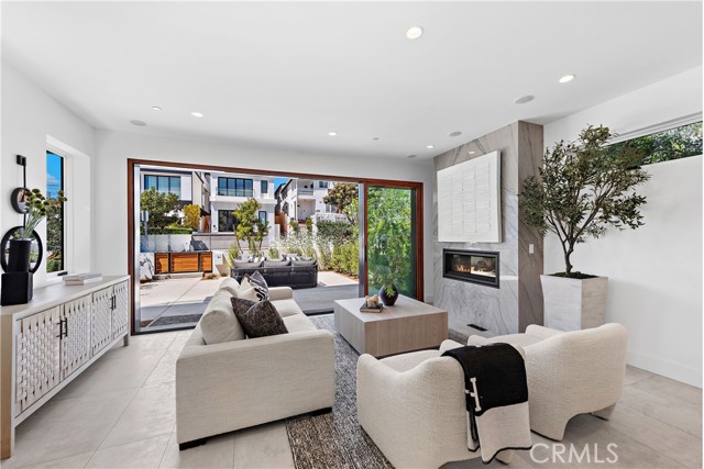 Detail Gallery Image 3 of 28 For 602 Iris Ave, Corona Del Mar,  CA 92625 - 3 Beds | 3/2 Baths