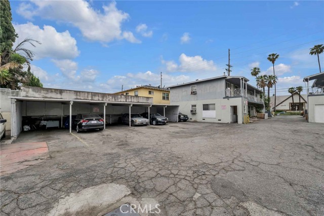 6862 Hazeltine Avenue, Van Nuys CA: https://media.crmls.org/medias/517811bc-9e2d-4247-9217-8bce3b9056aa.jpg
