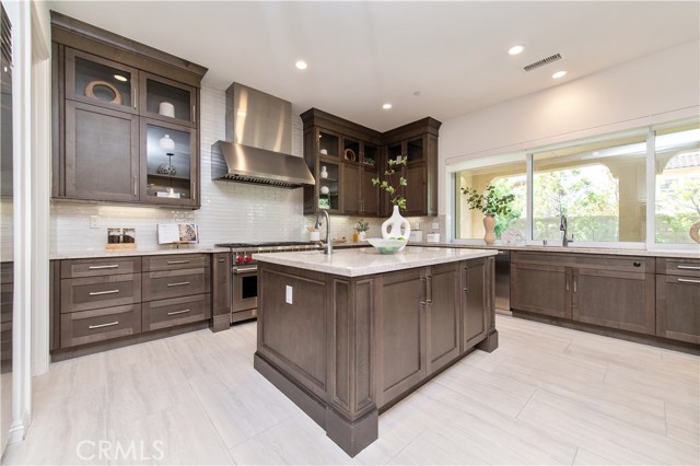 124 Cruiser, Irvine CA: https://media.crmls.org/medias/5179369f-d077-48a3-b20e-0f779c4e8ad6.jpg
