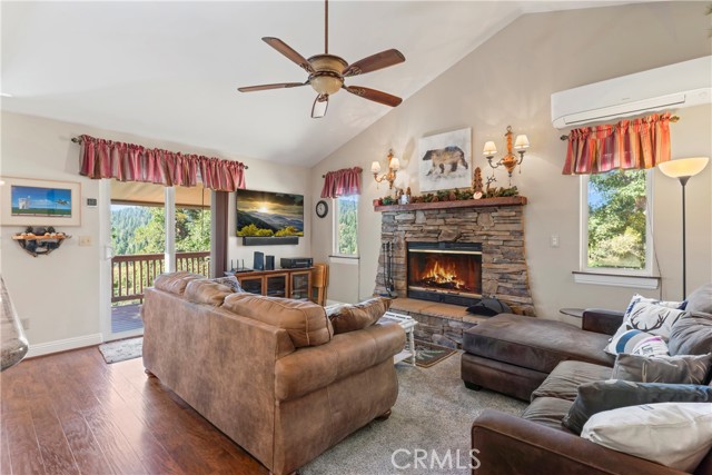 Detail Gallery Image 3 of 18 For 26520 Walnut Hills Dr, Lake Arrowhead,  CA 92391 - 3 Beds | 2/1 Baths