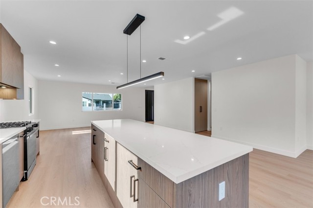 11240 Lull Street, Sun Valley CA: https://media.crmls.org/medias/517a8f60-1325-4966-a56f-ed5bb55c31ac.jpg